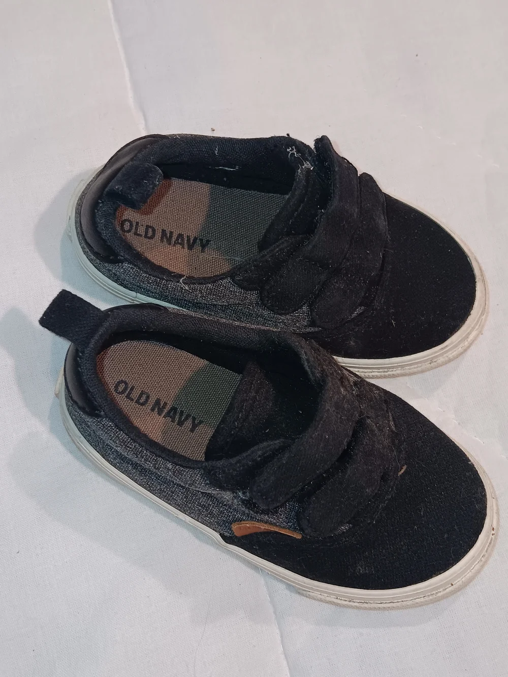 Old Navy 🍑 Black & Gray Kids Velcro Sneakers with White Sole